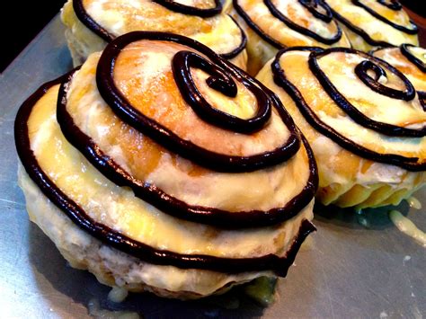 Ensaymada w/ Tablea. Perfection! .